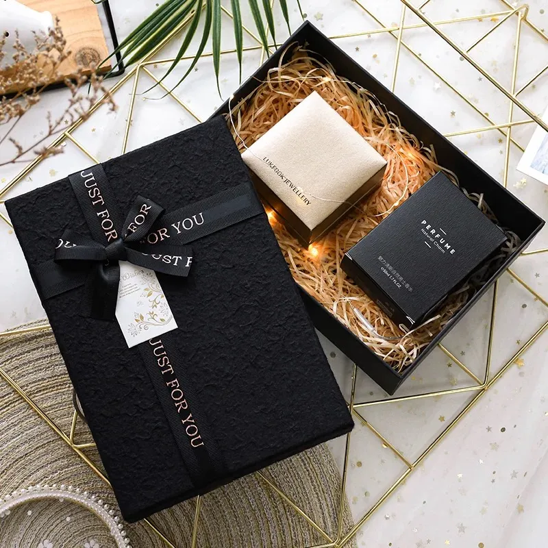 Este lansată noua serie de cutii cadou de parfum, interpretând fuziunea perfectă dintre lux și romantism