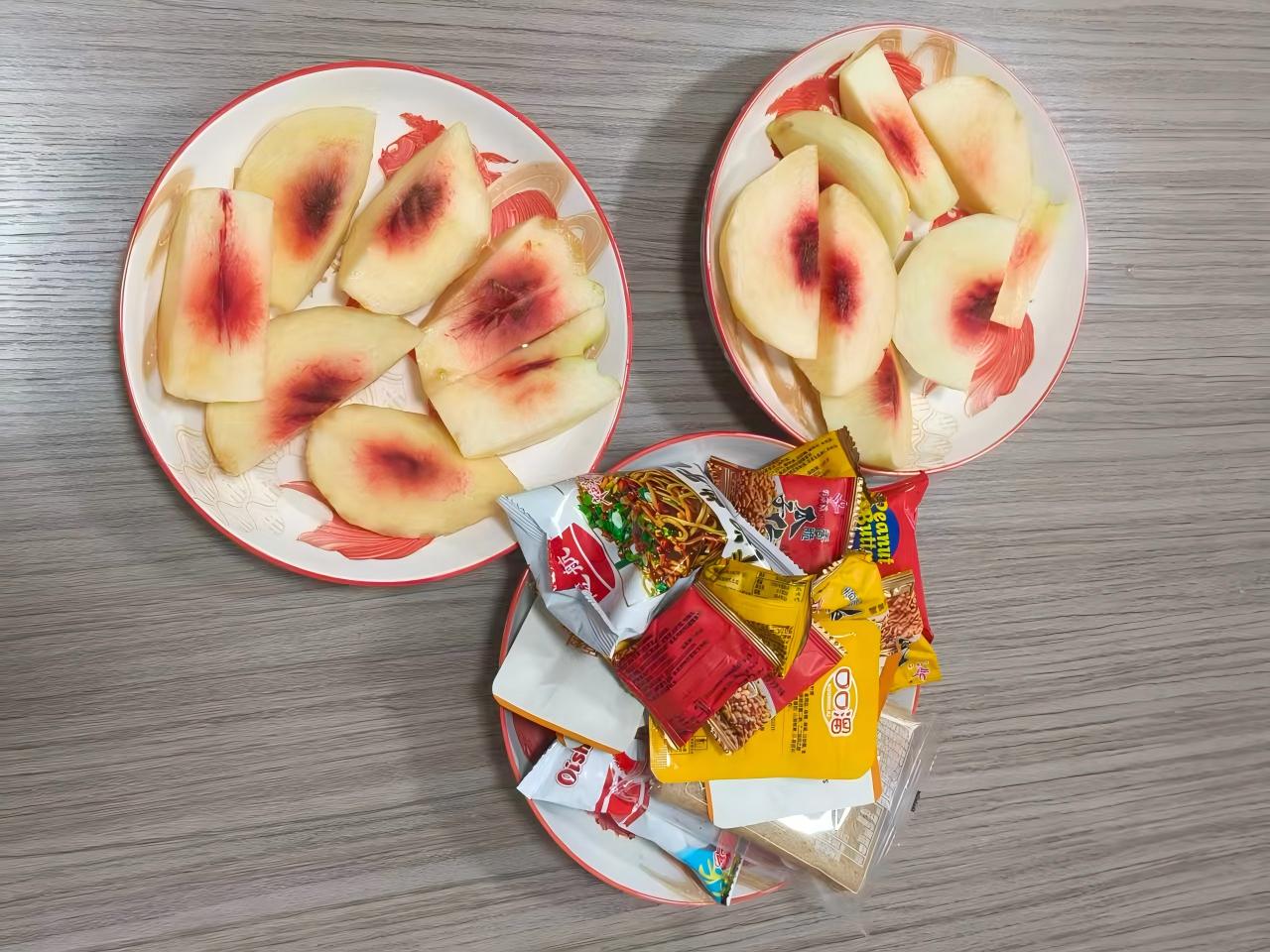 Piersicile și gustările au alimentat după -amiaza Zemeijia