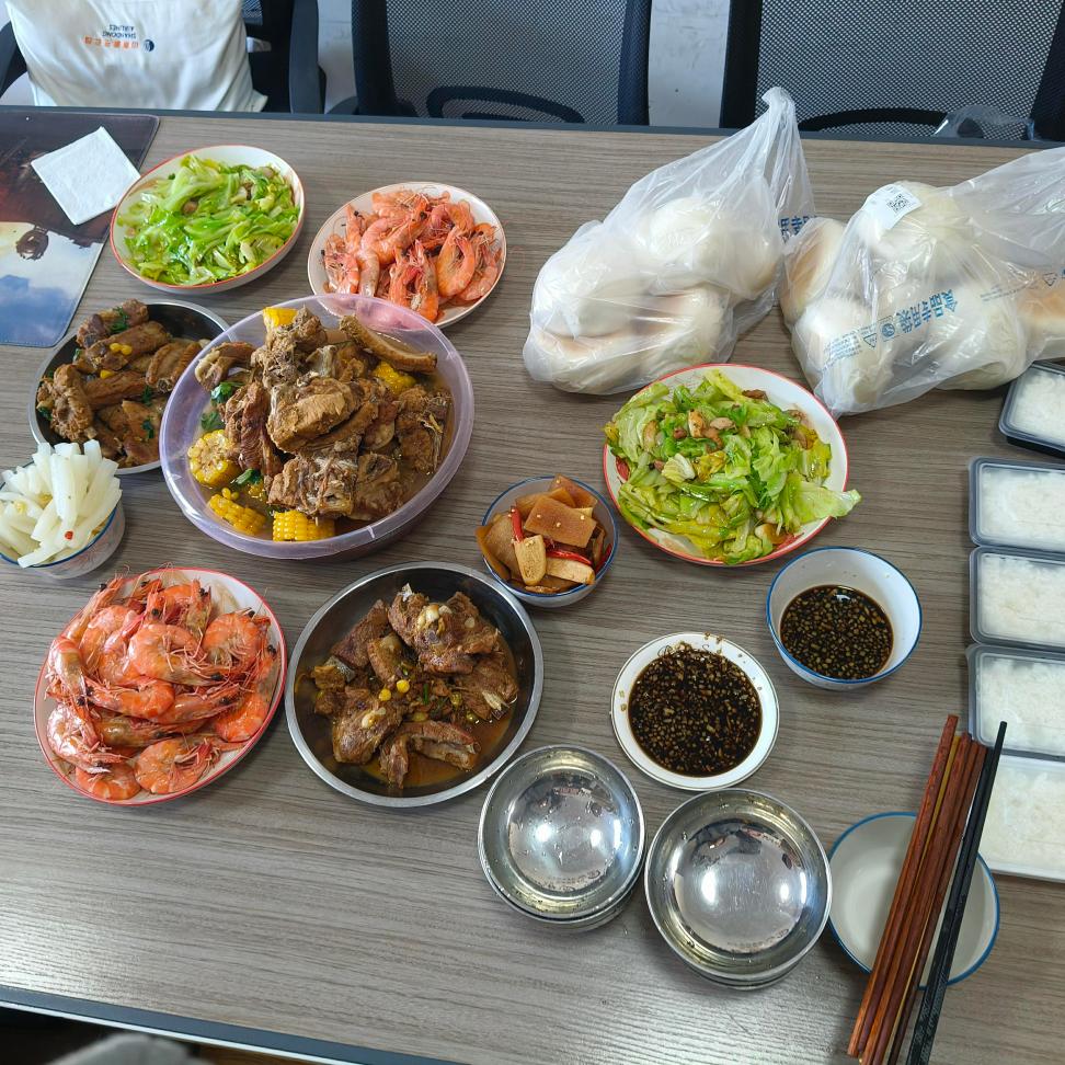 Șefii gătesc prânzul pentru toată lumea!