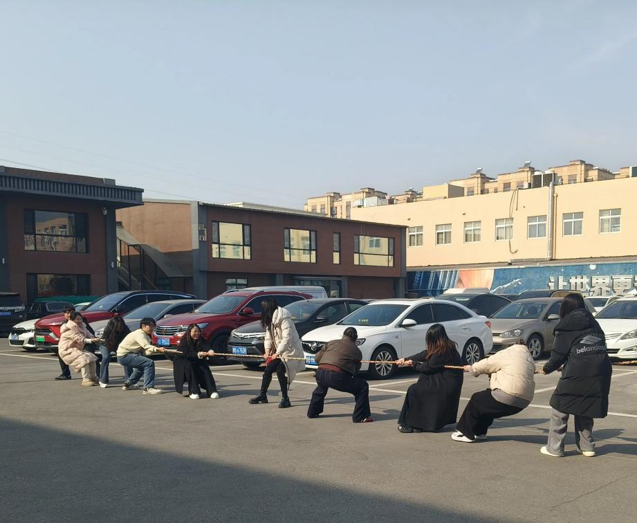 ​Traină la amiază și săritură cu coarda la Zemeijia