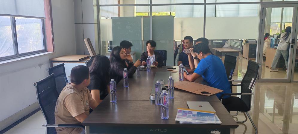 Peruvian-Clients-Reviewing-Corrugated-Board-Samples